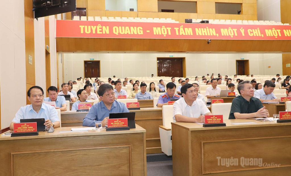 Các đồng chí Ủy viên Ban Thường vụ Tỉnh ủy dự hội nghị.