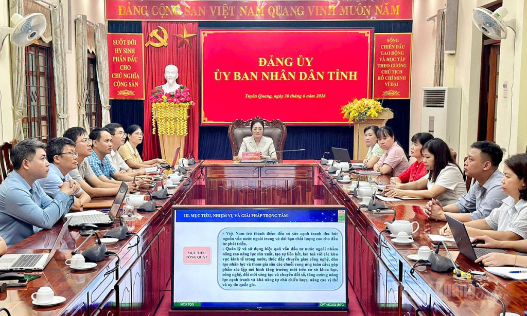 Các đại biểu dự hội nghị tại điểm cầu Đảng uỷ UBND tỉnh. Ảnh: Công Vượng.