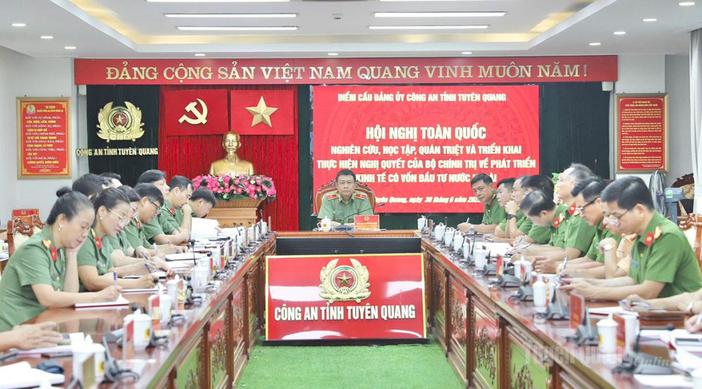 Thiếu tướng Nguyễn Đức Thuận, Uỷ viên Ban Thường vụ Tỉnh uỷ, Giám đốc Công an tỉnh dự, chủ trì tại điểm cầu Công an tỉnh. Ảnh: Công Vượng.