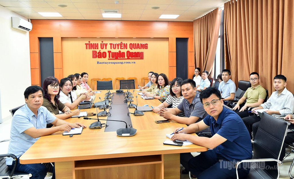 Các đại biểu dự hội nghị tại điểm cầu Tân Hà - Báo và phát thanh, truyền hình Tuyên Quang.