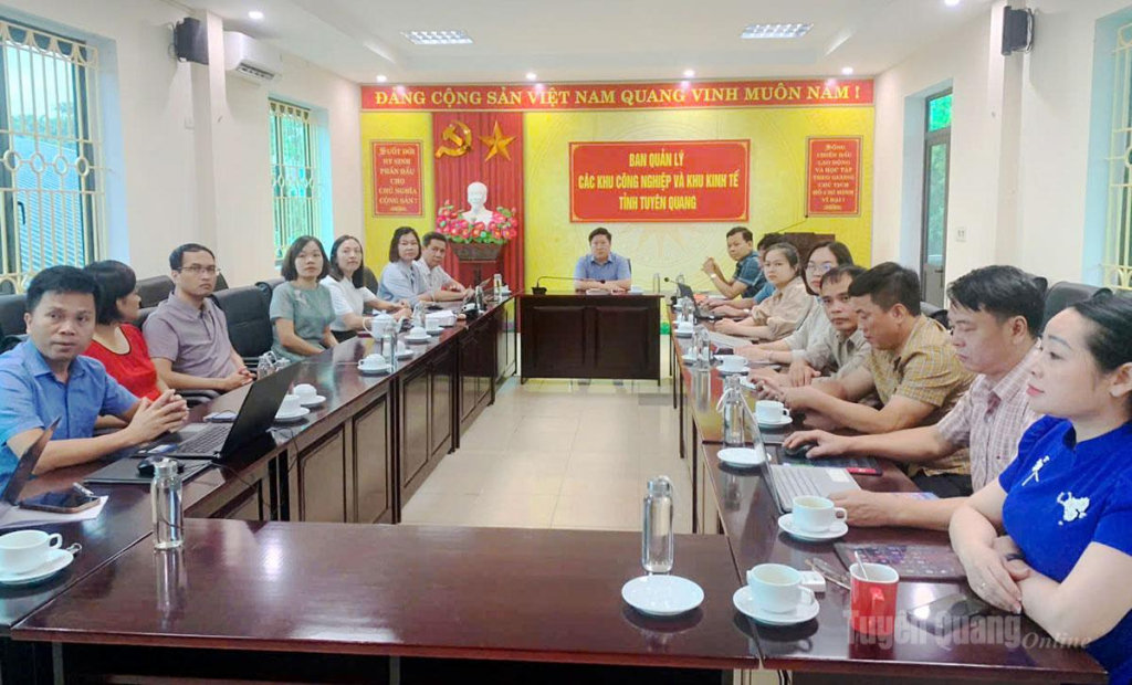 Đại biểu dự hội nghị tại điểm cầu Ban Quản lý các khu công nghiệp và kinh tế tỉnh.