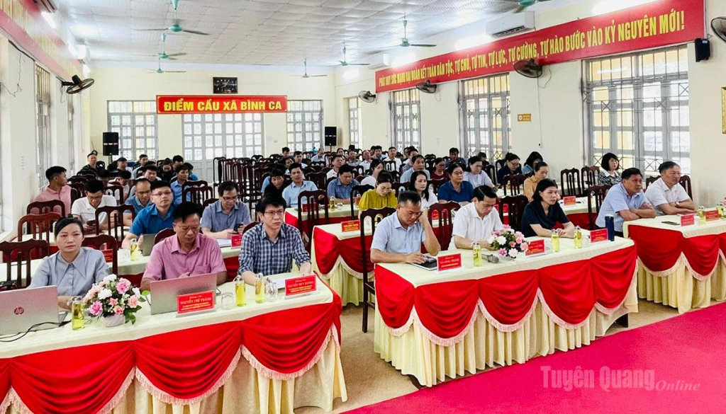 Các đại biểu dự hội nghị tại điểm cầu xã Bình Ca.