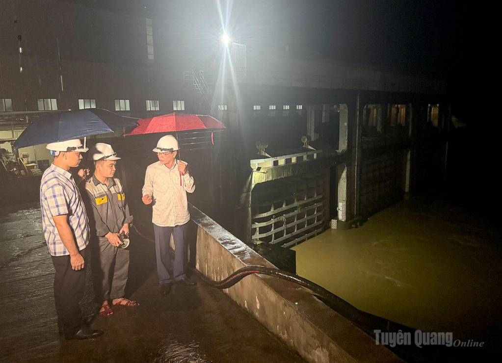 Lãnh đạo Sở Công thương -thành viên Ban Chỉ huy phòng thủ dân sự tỉnh kiểm tra an toàn hồ đập ngày trong đêm 29, rạng sáng 30-6.