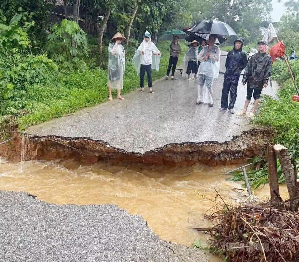 Đường đi xã Bắc Quang, qua thôn Chàng Mới đã bị sạt lở, đứt gãy mặt đường, không thể lưu thông.