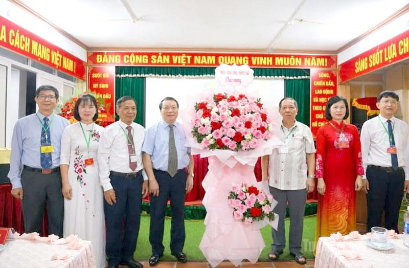 Lãnh đạo Hội làm vườn Việt Nam tặng hoa chúc mừng Đại hội.
