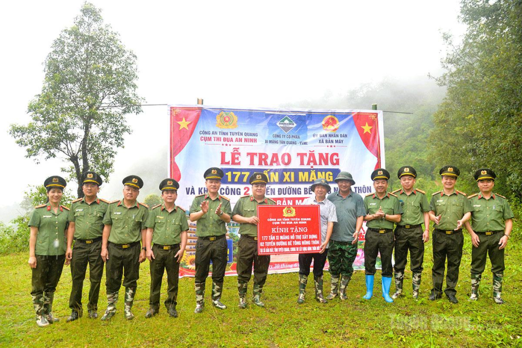 Đại diện lãnh đạo Công an tỉnh và cụm thi đua An ninh trao tặng 177 tấn xi măng hỗ trợ xây dựng đường giao thông nông thôn tại xã Bản Máy.