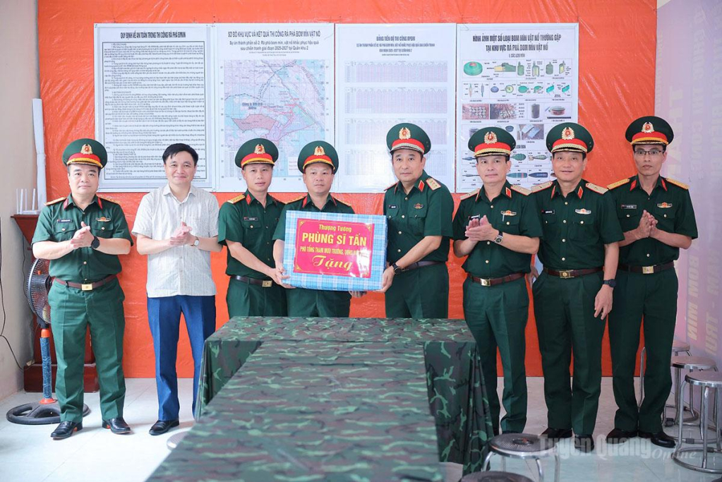2.	Thượng tướng Phùng Sĩ Tấn và lãnh đạo tỉnh Tuyên Quang tặng quà động viên Đội tìm kiếm, quy tập hài cốt liệt sĩ.