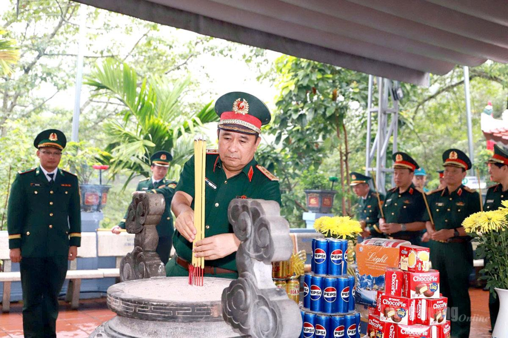 1.	Thượng tướng Phùng Sĩ Tấn và đoàn công tác dâng hương tưởng niệm các Anh hùng liệt sĩ tại Đền thờ liệt sĩ Điểm cao 468.