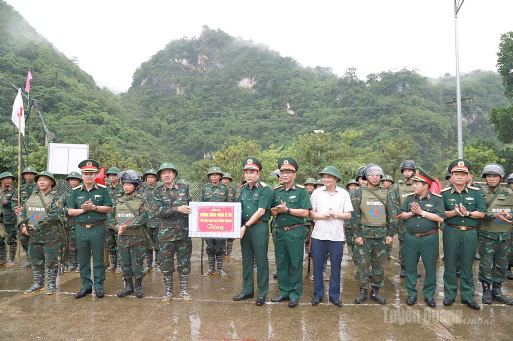 Thượng tướng Phùng Sĩ Tấn và lãnh đạo tỉnh Tuyên Quang thăm, tặng quà động viên lực lượng rà phá bom mìn, vật nổ.