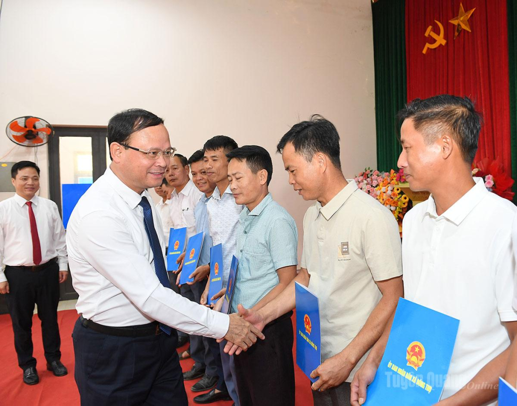 Đồng chí Phó Chủ tịch Thường trực UBND tỉnh Nguyễn Mạnh Tuấn chúc mừng các đồng chí trưởng các thôn mới trên địa bàn xã Đông Thọ.