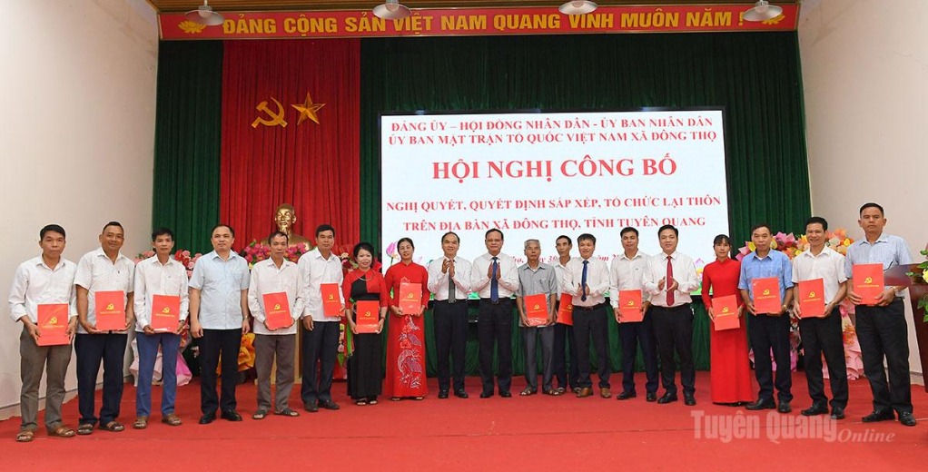 Đồng chí Phó Chủ tịch Thường trực UBND tỉnh Nguyễn Mạnh Tuấn và lãnh đạo Đảng ủy xã Đông Thọ trao quyết định và chúc mừng chi bộ và bí thư chi bộ các thôn.