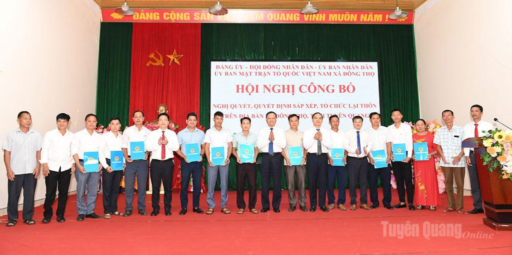 Đồng chí Phó Chủ tịch Thường trực UBND tỉnh Nguyễn Mạnh Tuấn cùng lãnh đạo xã Đông Thọ trao quyết định và chúc mừng các đồng chí trưởng các thôn trên địa bàn xã Đông Thọ.