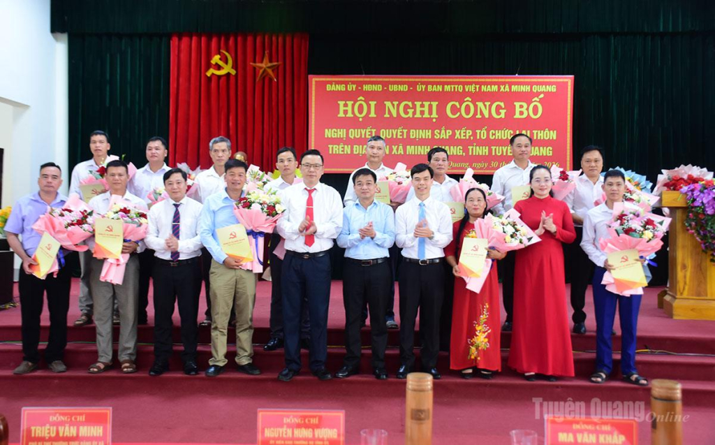 Đồng chí Nguyễn Hưng Vượng và lãnh đạo xã Minh Quang trao quyết định và chúc mừng các đồng chí được chỉ định Bí thư các chi bộ sau sắp xếp.