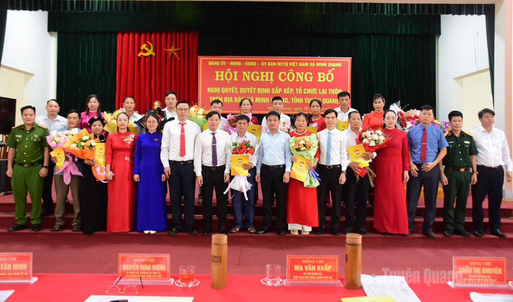 Đồng chí Nguyễn Hưng Vượng và lãnh đạo xã Minh Quang chúc mừng các Ban Công tác Mặt trận các thôn sau sắp xếp.