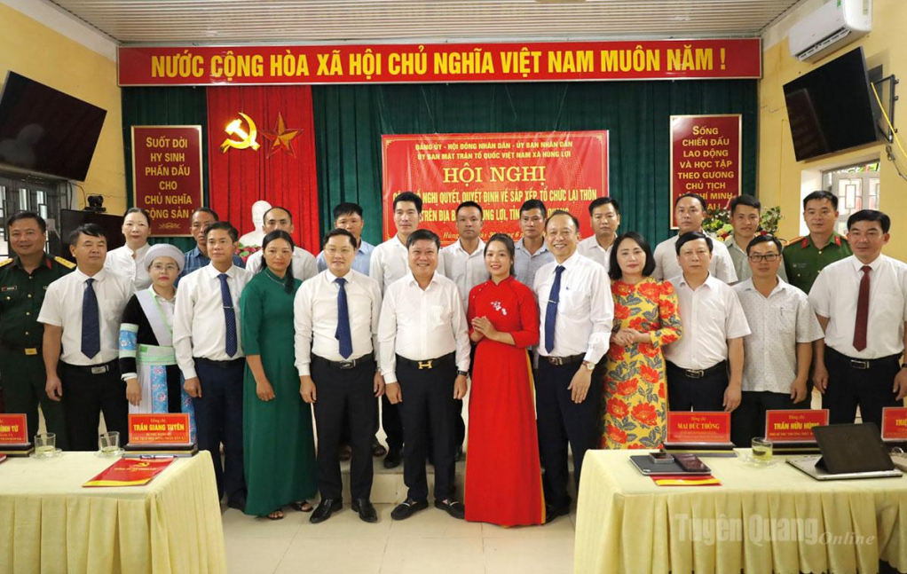 Đồng chí Mai Đức Thông, Uỷ viên BCH Đảng bộ tỉnh, Giám đốc Báo và phát thanh, truyền hình Tuyên Quang, Chủ tịch Hội Nhà báo tỉnh và lãnh đạo xã Hùng Lợi chụp ảnh lưu niệm cùng các Bí thư chi bộ thôn.