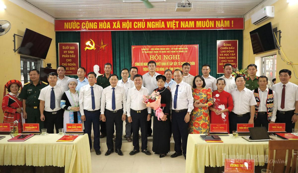 Đồng chí Mai Đức Thông, Uỷ viên BCH Đảng bộ tỉnh, Giám đốc Báo và phát thanh, truyền hình Tuyên Quang, Chủ tịch Hội Nhà báo tỉnh và lãnh đạo xã Hùng Lợi tặng hoa chúc mừng các Trưởng thôn.
