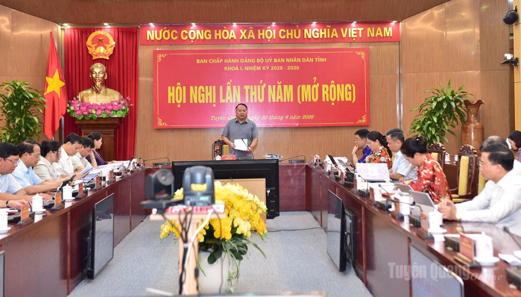 Đồng chí Phan Huy Ngọc, Phó Bí thư Tỉnh ủy, Chủ tịch UBND tỉnh, Bí thư Đảng ủy UBND tỉnh chủ trì Hội nghị.