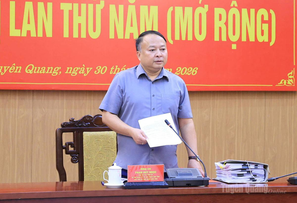 Đồng chí Phan Huy Ngọc, Phó Bí thư Tỉnh ủy, Chủ tịch UBND tỉnh, Bí thư Đảng ủy UBND tỉnh phát biểu khai mạc Hội nghị.