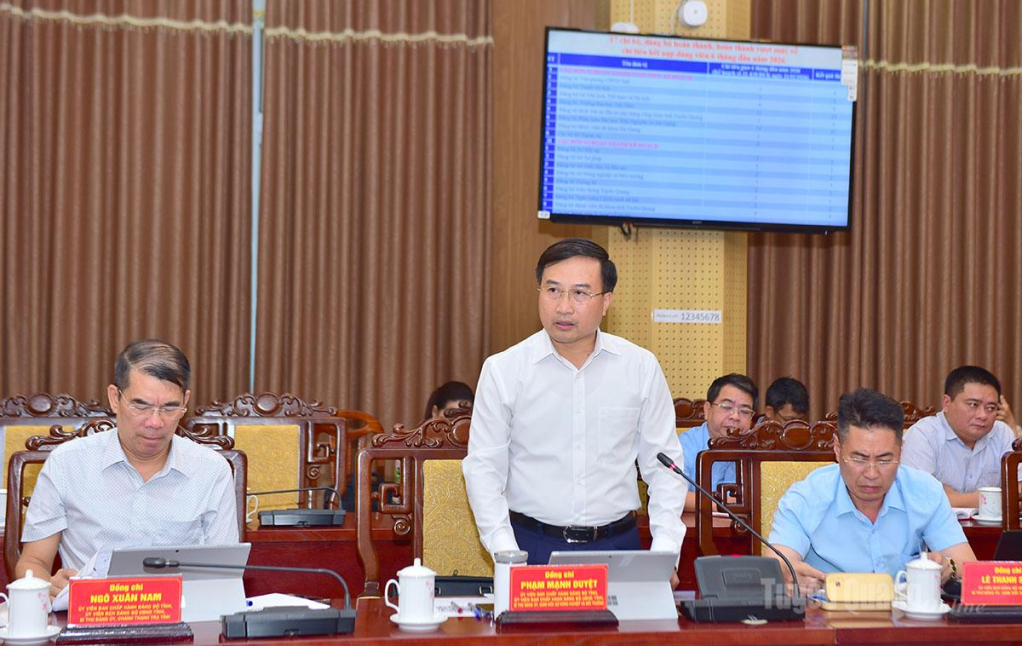 Đồng chí Giám đốc Sở Nông nghiệp và Môi trường phát biểu thảo luận tại hội nghị.