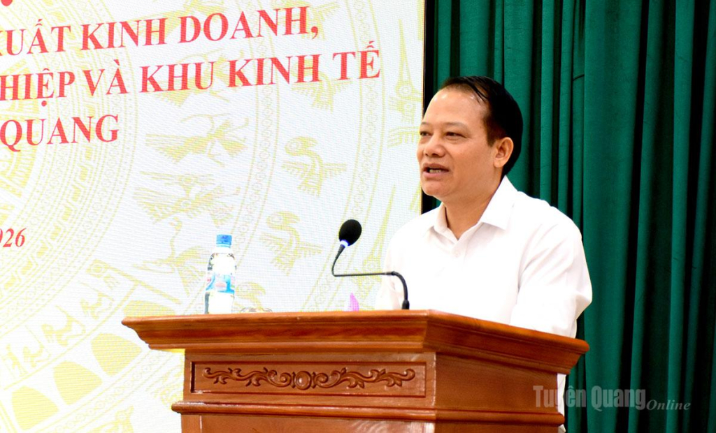 Đồng chí Vân Đình Thảo Ủy viên Ban Thường vụ Tỉnh ủy, Trưởng Ban Quản lý các khu công nghiệp và khu kinh tế tỉnh  phát biểu tại hội nghị.