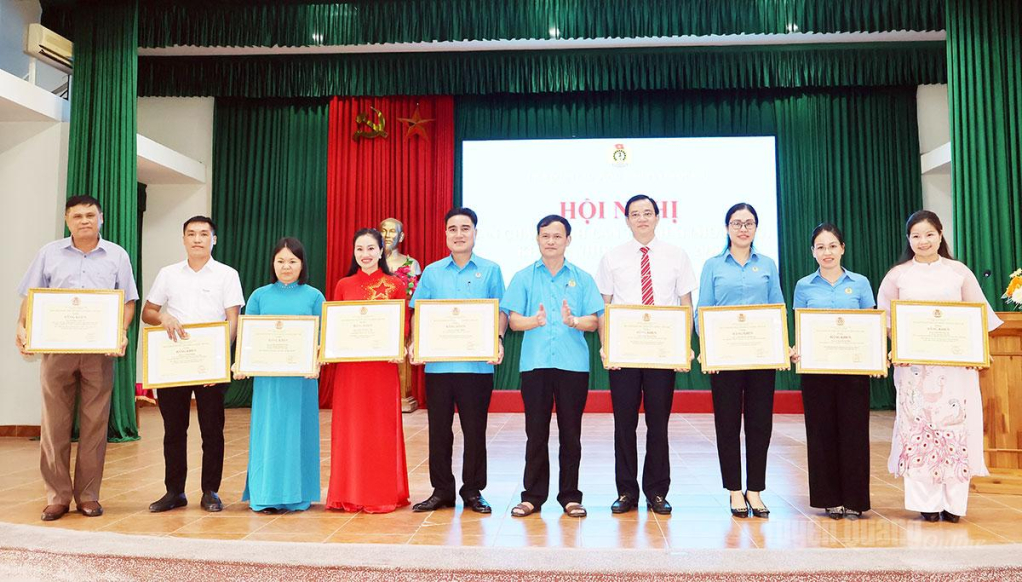 Đồng chí Triệu Tài Phong, Ủy viên Ban Chấp hành Đảng bộ tỉnh, Phó Chủ tịch Ủy ban MTTQ tỉnh, Chủ tịch LĐLĐ tỉnh trao Bằng khen của Tổng LĐLD Việt Nam cho các cá nhân có thành tích xuất sắc trong phong trào thi đua năm 2025.