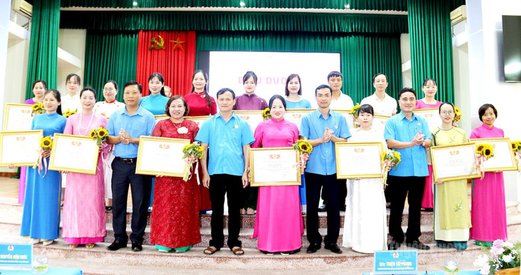 Lãnh đạo LĐLĐ tỉnh khen thưởng cho các gia đình công nhân, viên chức, lao động tiêu biểu giai đoạn 2021 – 2026.