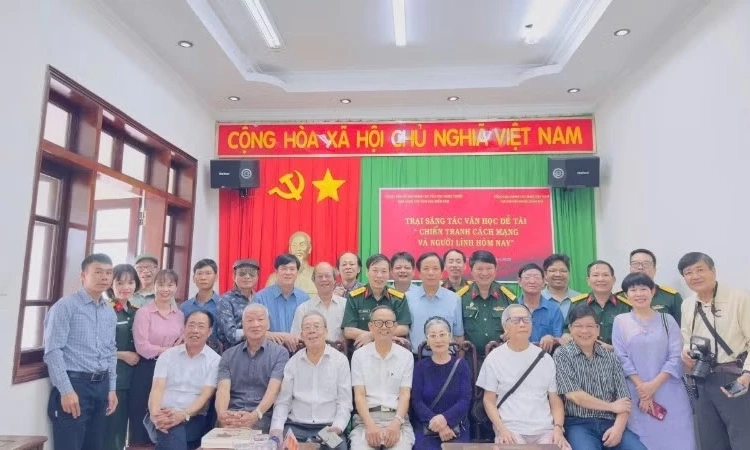 Khơi nguồn cảm hứng văn học về đề t&agrave;i người l&iacute;nh h&ocirc;m nay