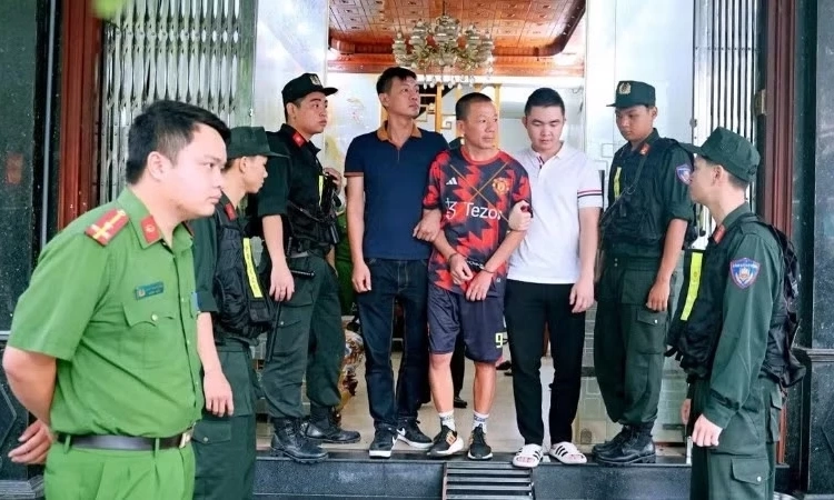 Ninh B&igrave;nh bắt giữ đối tượng cộm c&aacute;n trong đường d&acirc;y c&aacute; độ b&oacute;ng đ&aacute; 1,2 ngh&igrave;n tỷ đồng tr&ecirc;n kh&ocirc;ng gian mạng