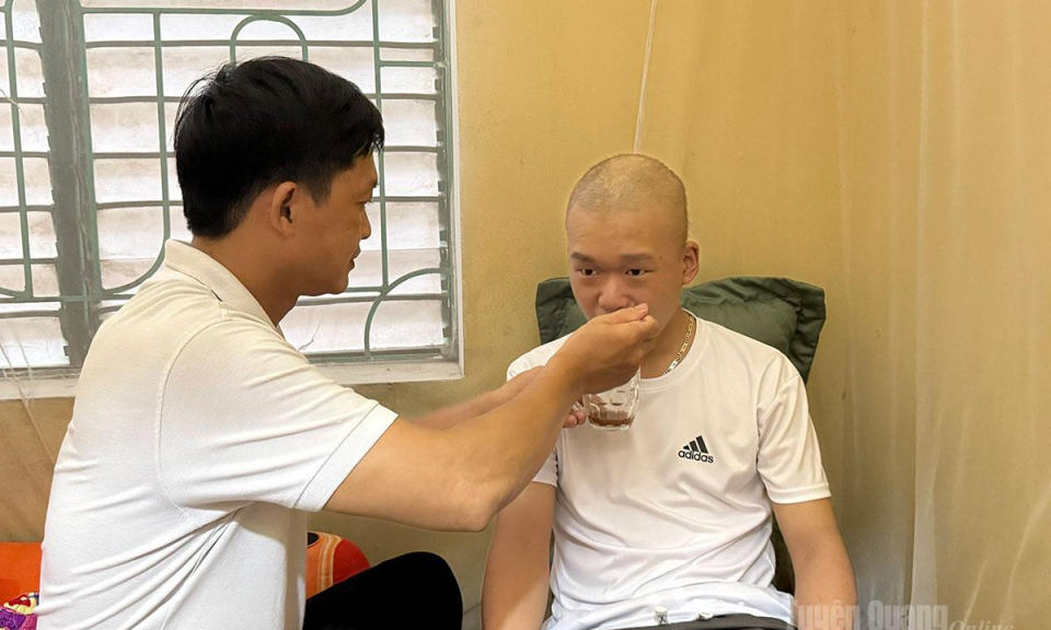 Chung tay gi&uacute;p nam sinh mắc ung thư m&aacute;u