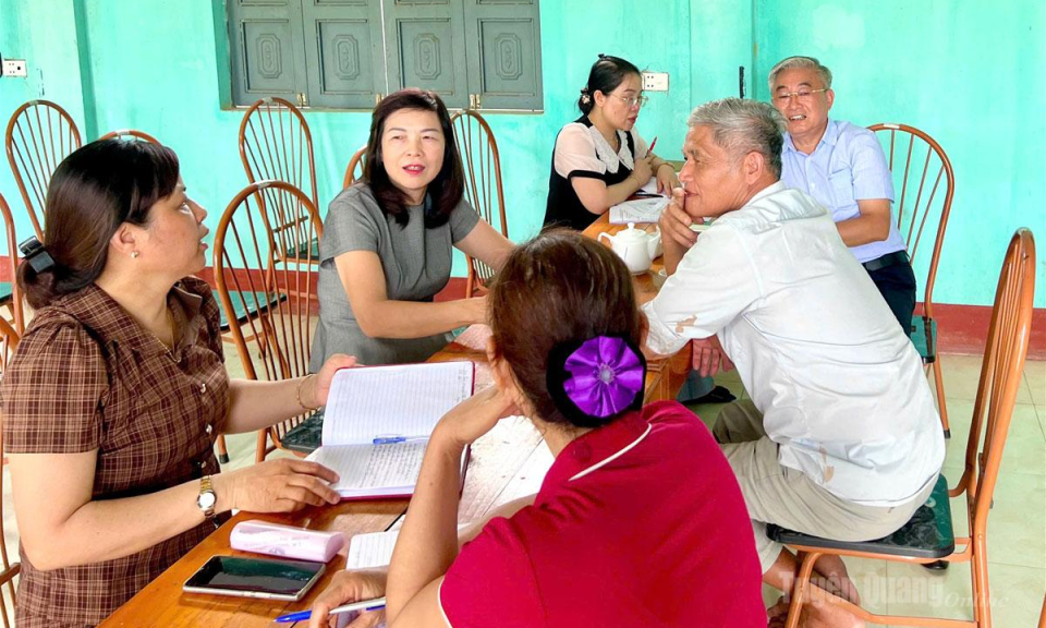 Ph&oacute; Chủ tịch HĐND tỉnh Phạm Thị Minh Xu&acirc;n kiểm tra việc thực hiện sắp xếp th&ocirc;n tại x&atilde; Th&aacute;i B&igrave;nh