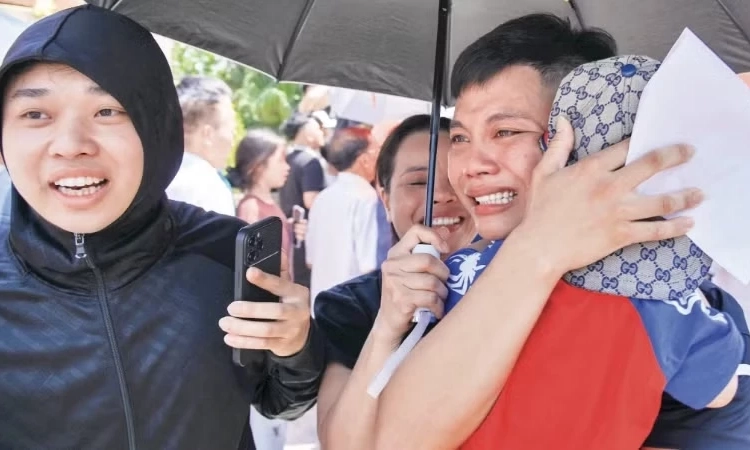 Đi về ph&iacute;a b&igrave;nh minh từ những bước ch&acirc;n trở về của người m&atilde;n hạn t&ugrave;