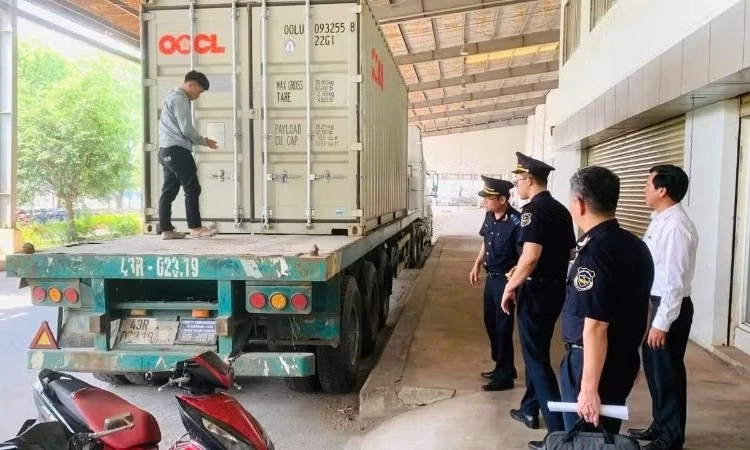 Thu giữ 325.000 bao thuốc l&aacute; c&oacute; dấu hiệu giả mạo nh&atilde;n hiệu được bảo hộ