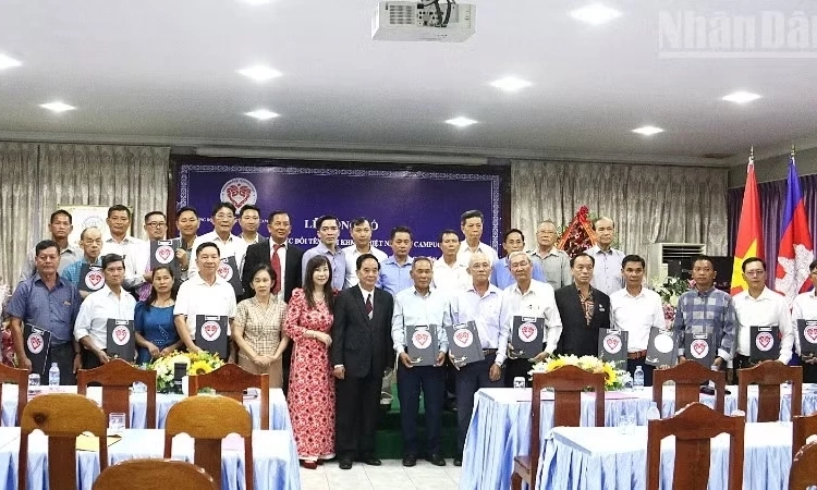 Ph&aacute;t huy vai tr&ograve; điểm tựa vững chắc cho cộng đồng người gốc Việt ở Campuchia