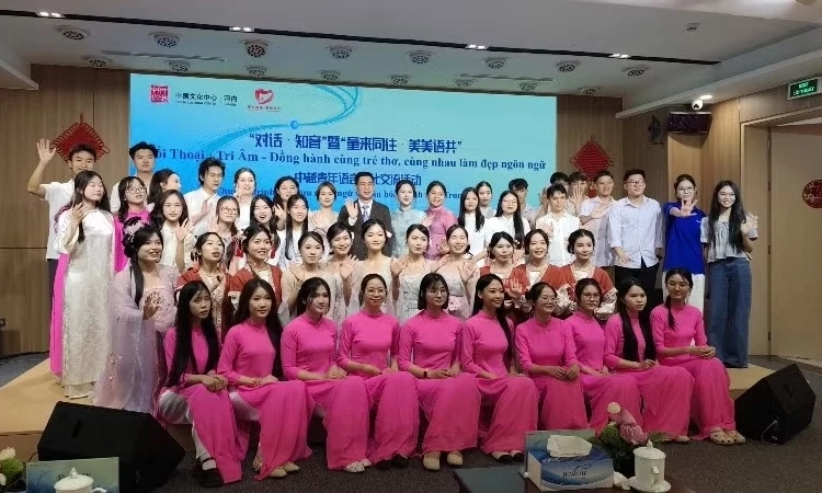 Thanh ni&ecirc;n Việt-Trung giao lưu ng&ocirc;n ngữ, kết nối văn h&oacute;a