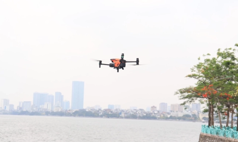 UAV hỗ trợ gi&aacute;m s&aacute;t an ninh, trật tự ven hồ T&acirc;y