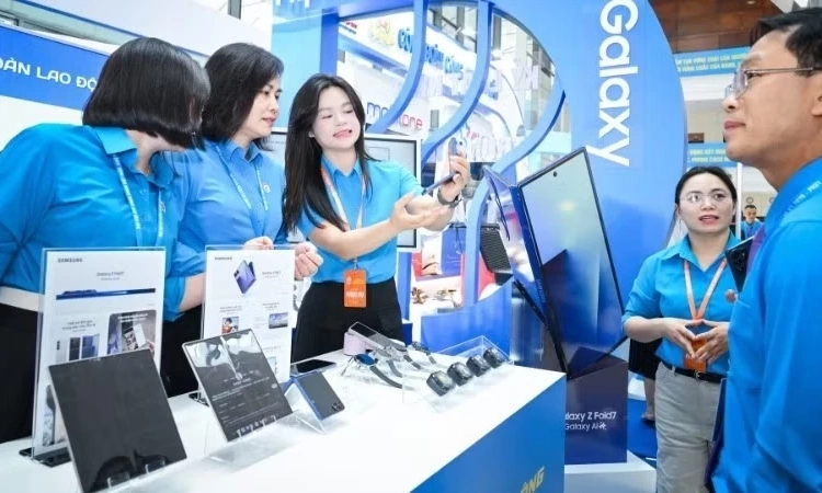 T&ocirc;n vinh tr&iacute; tuệ, bản lĩnh v&agrave; đ&oacute;ng g&oacute;p của giai cấp c&ocirc;ng nh&acirc;n Việt Nam