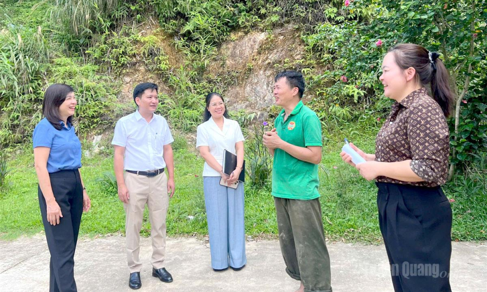 Ph&oacute; Chủ tịch HĐND tỉnh Phạm Thị Minh Xu&acirc;n kiểm tra c&ocirc;ng t&aacute;c sắp xếp th&ocirc;n tại x&atilde; Trung Sơn, B&igrave;nh Ca