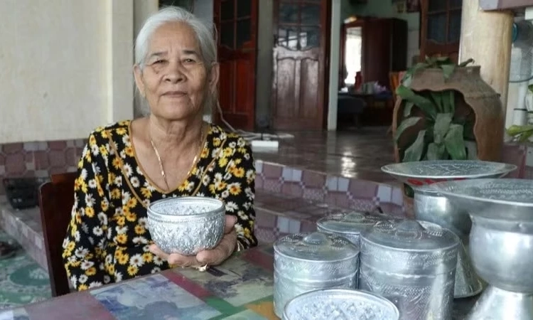 Giữ lửa nghề chạm bạc ở l&agrave;ng Chăm