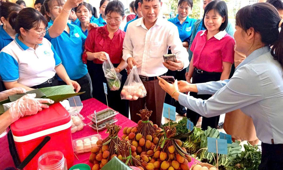 Phụ nữ bắt nhịp c&ocirc;ng nghệ