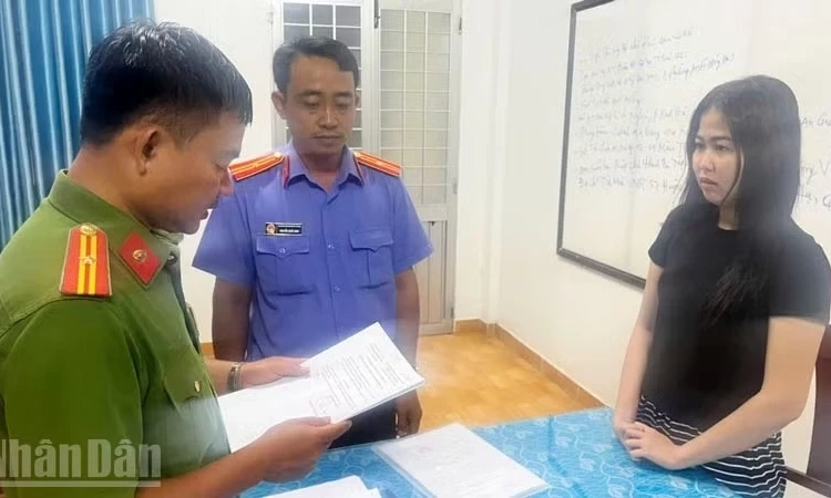 Khởi tố bị can kinh doanh h&agrave;ng h&oacute;a giả mạo nh&atilde;n hiệu, x&acirc;m phạm quyền sở hữu c&ocirc;ng nghiệp