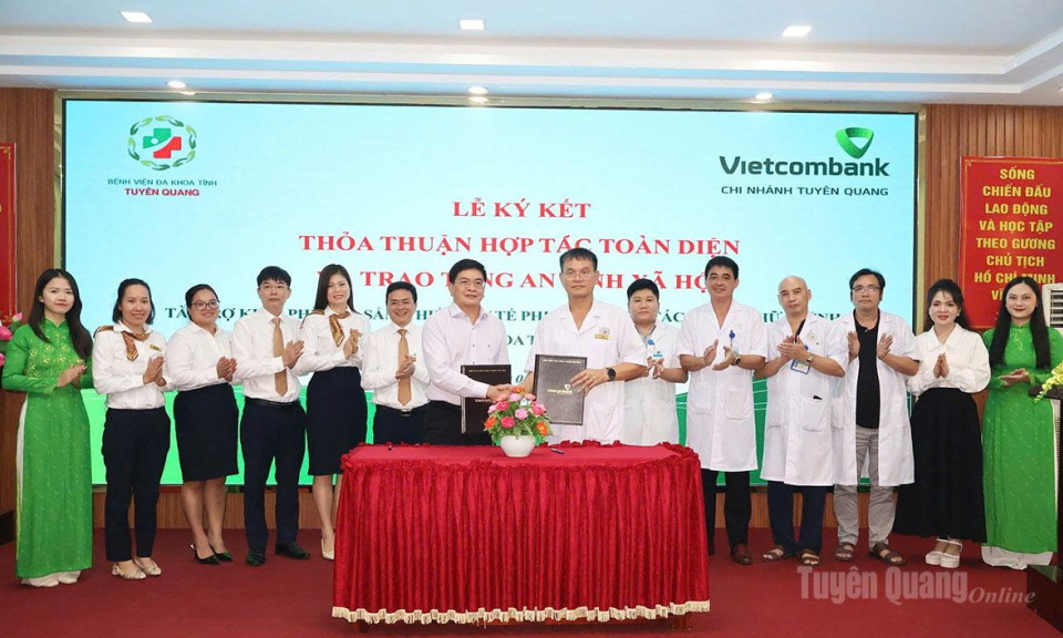 Bệnh viện Đa khoa tỉnh tiếp nhận t&agrave;i trợ an sinh x&atilde; hội từ Vietcombank