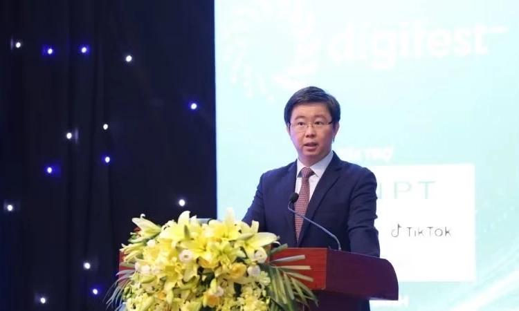 Ph&aacute;t triển nền tảng số v&agrave; dịch vụ số, chuyển hoạt động l&ecirc;n m&ocirc;i trường số