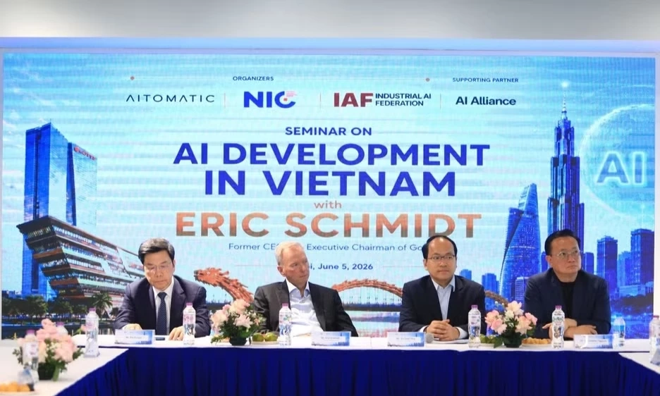 Tỷ ph&uacute; Eric Schmidt, cựu Chủ tịch, Tổng Gi&aacute;m đốc Tập đo&agrave;n Google c&ugrave;ng đo&agrave;n chuy&ecirc;n gia AI quốc tế trao đổi về tương lai AI Việt Nam