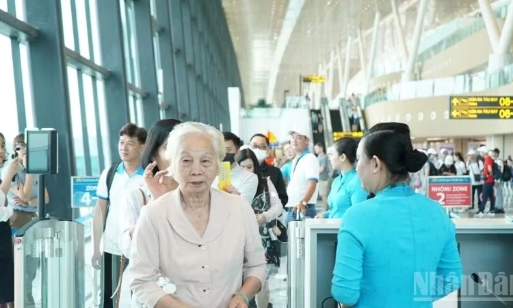 Vietnam Airlines giảm 15% gi&aacute; v&eacute; cho người cao tuổi