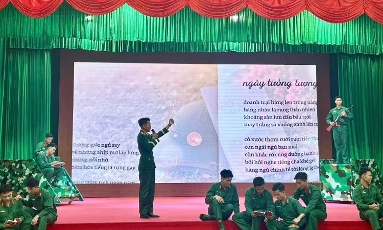 Thơ ca bồi đắp t&acirc;m hồn người l&iacute;nh