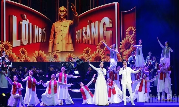 Chương tr&igrave;nh nghệ thuật &ldquo;Hồ Ch&iacute; Minh - Nguồn s&aacute;ng dẫn đường&rdquo;