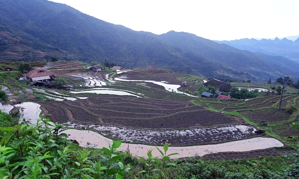 X&agrave; Ph&igrave;n, một tho&aacute;ng chạm l&ograve;ng