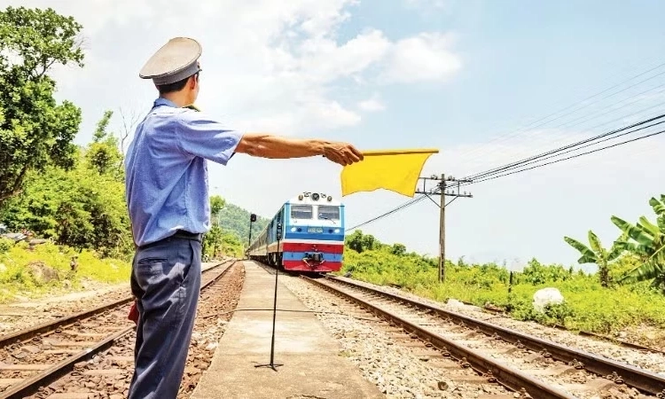 Giữ b&igrave;nh y&ecirc;n nhịp đường ray Tổ quốc