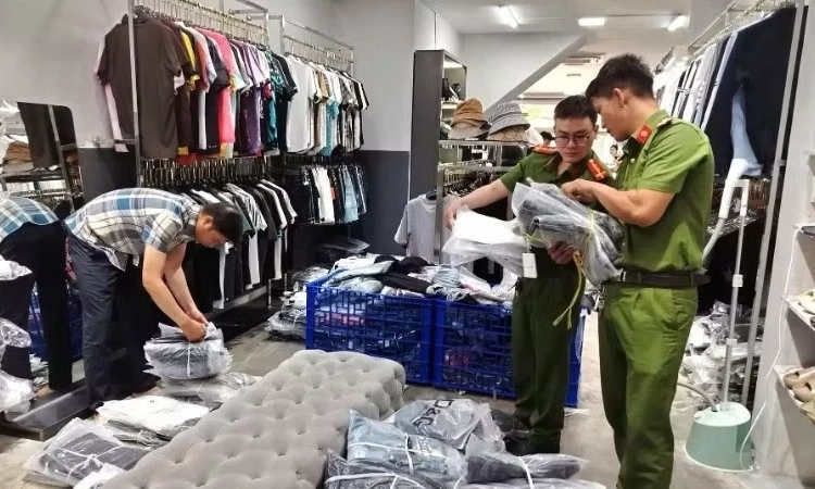 Tạm giữ 1.820 sản phẩm h&agrave;ng h&oacute;a c&oacute; dấu hiệu x&acirc;m phạm quyền sở hữu c&ocirc;ng nghiệp ở Đắk Lắk