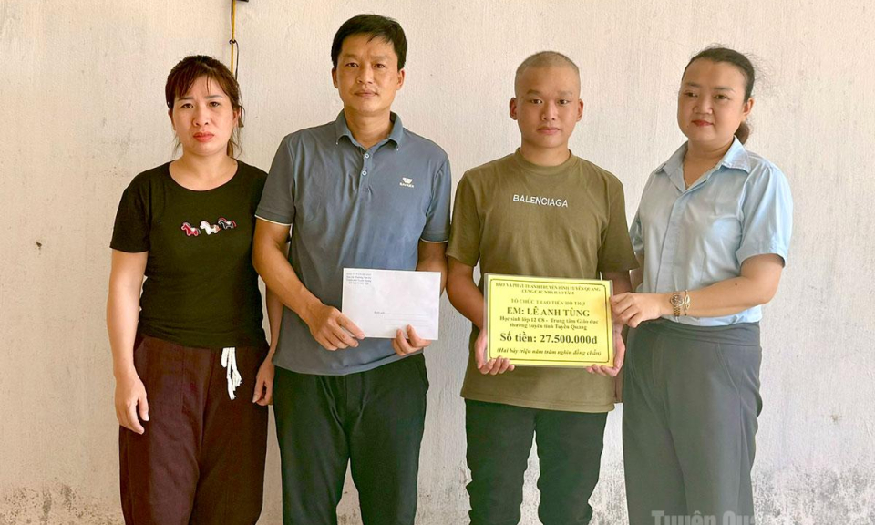 Tr&ecirc;n 72 triệu đồng hỗ trợ em L&ecirc; Anh T&ugrave;ng